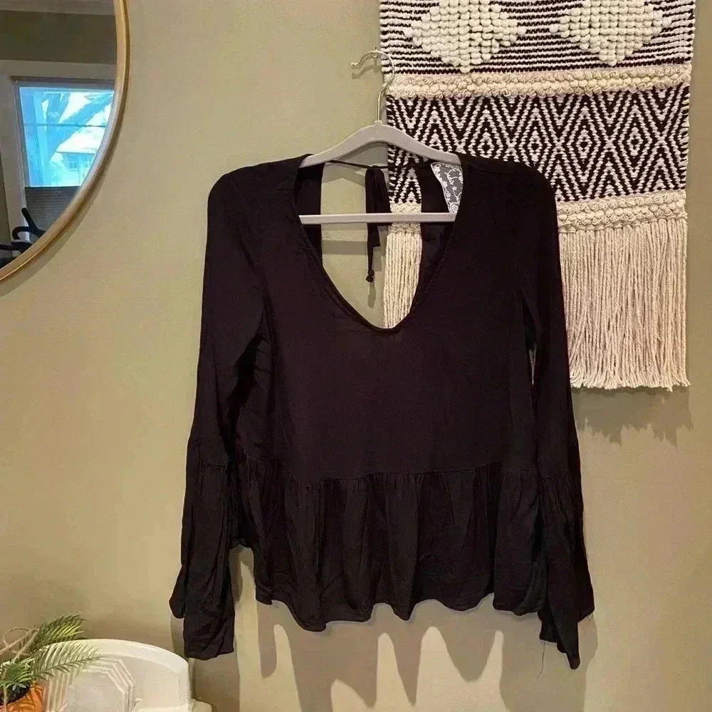 SADIE & SAGE BLACK OPEN BACK BLOUSE BELL SLEEVE S